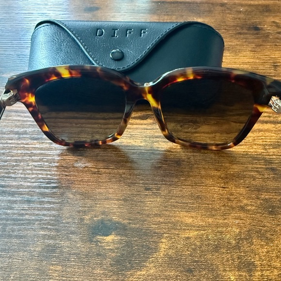 DIFF Bella Polarized Sunglasses - Picture 11 of 13